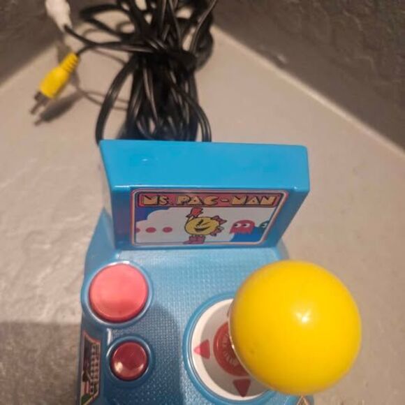 Ms Pac-Man Namco 5 n 1 Arcade Plug n Play - Picture 2 of 6